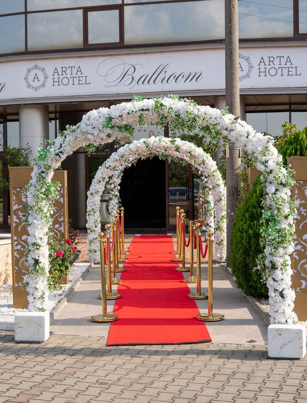 Nuntă cu poartă florală